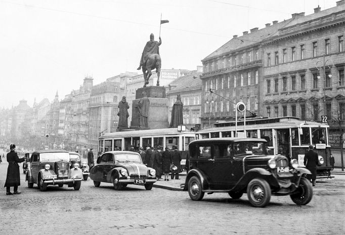 Historická fotografie zachycující provoz tramvajové linky na Václavském náměstí, která zde byla v provozu mezi lety 1884-1980.