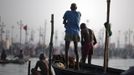 Hindu devotees prepare to take a dip in the waters of the holy Ganges river ahead of the "Kumbh Mela" (Pitcher Festival) in the northern Indian city of Allahabad January 11, 2013. During the festival, Hindus take part in a religious gathering on the banks of the river Ganges. "Kumbh Mela" will return to Allahabad in 12 years. REUTERS/Ahmad Masood (INDIA - Tags: RELIGION) Published: Led. 11, 2013, 9:57 dop.