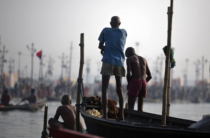 Hindu devotees prepare to take a dip in the waters of the holy Ganges river ahead of the "Kumbh Mela" (Pitcher Festival) in the northern Indian city of Allahabad January 11, 2013. During the festival, Hindus take part in a religious gathering on the banks of the river Ganges. "Kumbh Mela" will return to Allahabad in 12 years. REUTERS/Ahmad Masood (INDIA - Tags: RELIGION) Published: Led. 11, 2013, 9:57 dop.