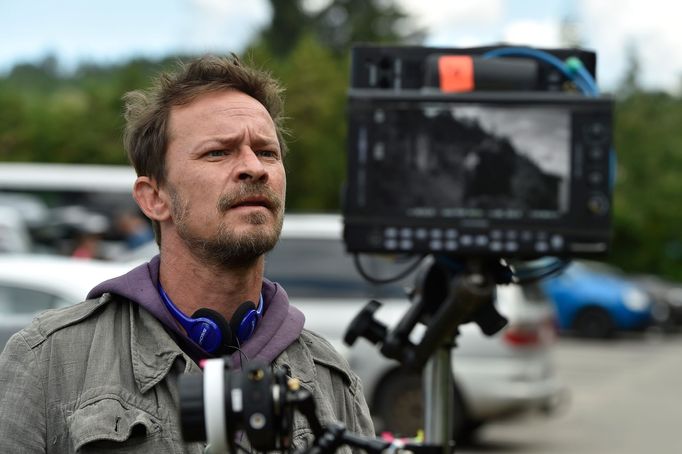 Na snímku z natáčení Lidí krve je režisér Miroslav Bambušek.