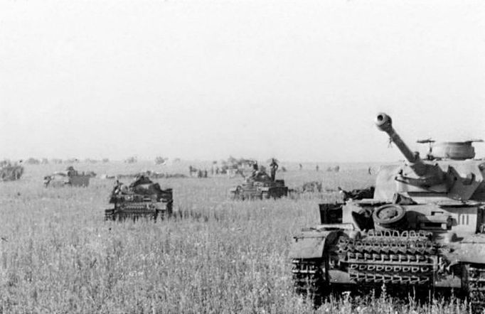 Archivní fotografie z  Kurském oblouku v Rusku, kde se odehrála v červenci 1943 největší tanková bitva druhé světové války. V ní Rudá armáda svaz definitivně zvrátila děn