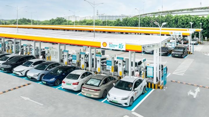 Největší nabíjecí stanice pro elektromobily na světě má 258 bodů. Otevřel ji Shell