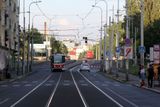 10. července před osmou hodinou večerní po mostě projíždí poslední tramvaj.