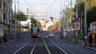 10. července před osmou hodinou večerní po mostě projíždí poslední tramvaj.