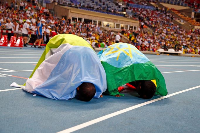 MS v atletice 2013, 800 m - finále: vítězný Mohammed Aman a třetí Ayanleh Souleiman