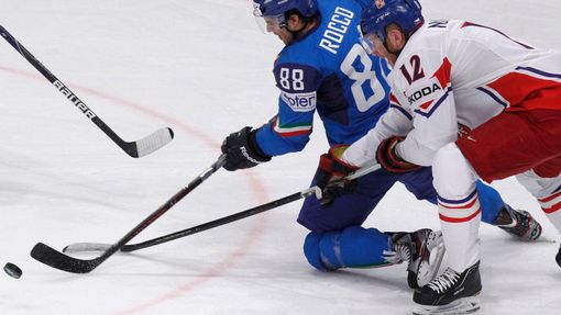 Souboj Novotného a Rocca v utkání Česko - Itálie