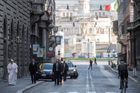 Fotka papeže v pustých ulicích Říma se virálně šíří na sociálních sítích
