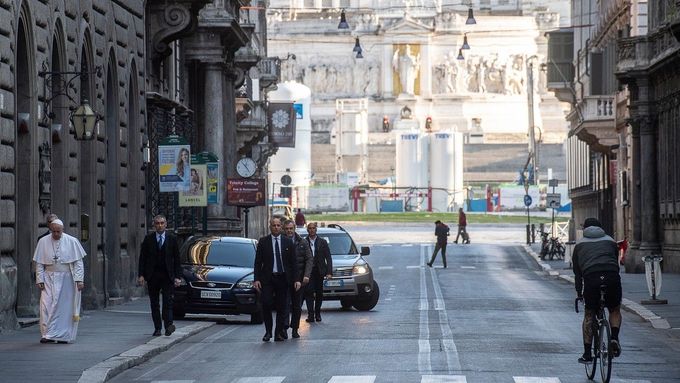 Papež František v ulici Via del Corso, Řím, 15. 3. 2020