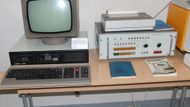 Robotron 1715, navržený a vyrobený v NDR. Od roku 1985, kdy se začal vyrábět, klasika v podnicích a firmách východního bloku.