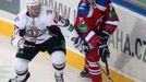 Hokejista Vitalij Karamnov (vpravo) uniká před Gunarsem Skvorcovsem v utkání KHL 2012/13 mezi Lvem Praha s Dinamem Riga .