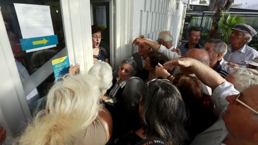 Řečtí penzisté před bankou na ostrově Santorini. Vláda kvůli důchodcům nechala otevřít tisíc poboček.