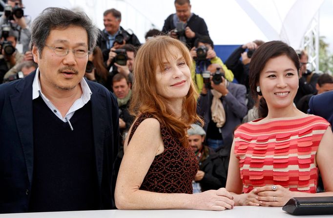 Jeden z nejznámějších korejských režisérů Sang-soo Hong je pravidelným účastníkem festivalu v Cannes a v minulosti na něm prezentoval už své filmy Žena je budoucností muže, Příběh filmu nebo Ha Ha Ha. V jeho novince In another Country, která soutěží, hraje Isabelle Huppert.