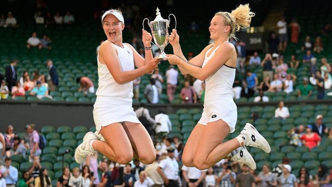 Tak vypadá česká radost. Skvělé Krejčíková a Siniaková vyhrály čtyřhru ve Wimbledonu