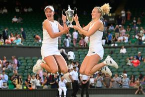 Tak vypadá česká radost. Skvělé Krejčíková a Siniaková vyhrály čtyřhru ve Wimbledonu