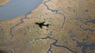 The shadow of Air Force One is seen as it approaches Atlantic City International Airport in New Jersey, October 31, 2012. U.S. President Barack Obama will survey Hurricane Sandy damage in New Jersey. REUTERS/Larry Downing (UNITED STATES - Tags: POLITICS DISASTER TRANSPORT TPX IMAGES OF THE DAY) Published: Říj. 31, 2012, 5:50 odp.