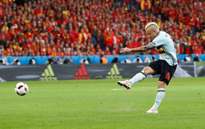 Euro 2016, Wales-Belgie: Radja Nainggolan dává gól na 0:1