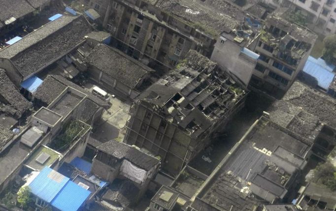 An aerial view shows houses damaged after a strong earthquake in Lushan county, Ya'an, Sichuan province, April 20, 2013. At least fifty-six people were killed and more than 500 others injured in the earthquake, according to Xinhua News Agency. REUTERS/China Daily (CHINA - Tags: DISASTER ENVIRONMENT) CHINA OUT. NO COMMERCIAL OR EDITORIAL SALES IN CHINA Published: Dub. 20, 2013, 6:04 dop.