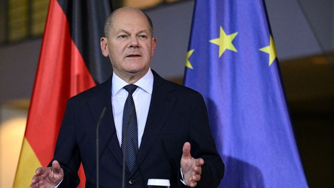 "Olaf Scholz přisoudil veškerou vinu za rozpad semaforové koalice Lindnerovi. Velkou zodpovědnost za krach vlády přitom nese kancléř sám," napsal list Die Zeit.