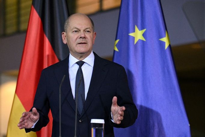 "Olaf Scholz přisoudil veškerou vinu za rozpad semaforové koalice Lindnerovi. Velkou zodpovědnost za krach vlády přitom nese kancléř sám," napsal list Die Zeit.