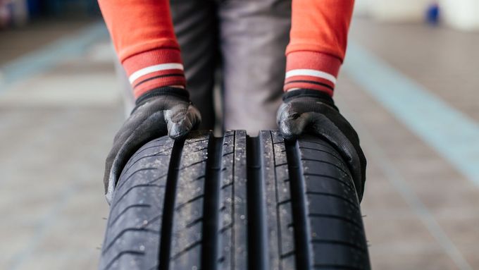 Kdo nechce zaplatit za uskladnění plášťů v pneuservisu, měl by pneumatiky ošetřit a především správně uložit, aby se neznehodnotily.