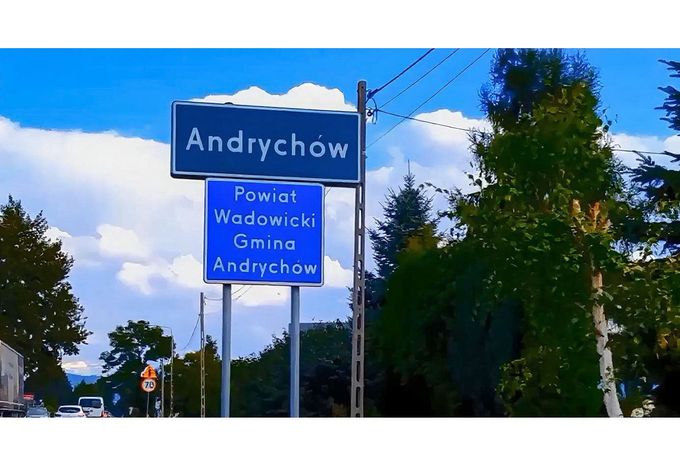 Dopravní značka města Andrychów v powiatu wadowiczském, Polsko, kde prožila raná léta Ania Jałowiczor před přestěhováním k babičce do Simoradze. Ilustrační snímek