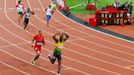 Jamajský sprinter Usain Bolt se raduje z vítězství a světového rekordu ve štafetě 4x100 metrů na OH 2012 v Londýně.