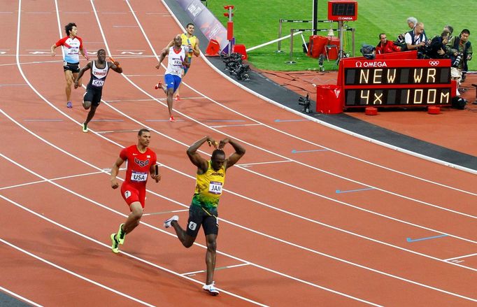 Jamajský sprinter Usain Bolt se raduje z vítězství a světového rekordu ve štafetě 4x100 metrů na OH 2012 v Londýně.