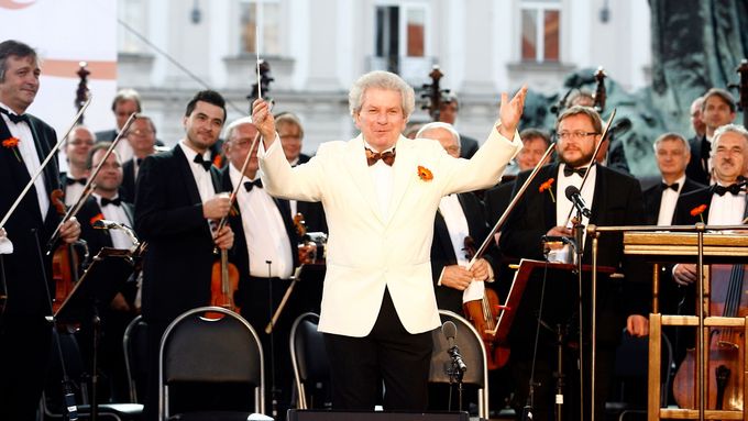 Jiří Bělohlávek byl šéfdirigentem České filharmonie od roku 2012 až do své smrti v květnu 2017.