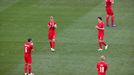 Dánští fotbalisté tleskají v 10. minutě utkání s Belgií Christianu Eriksenovi