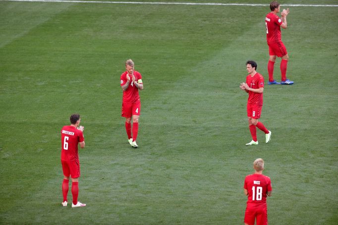 Dánští fotbalisté tleskají v 10. minutě utkání s Belgií Christianu Eriksenovi