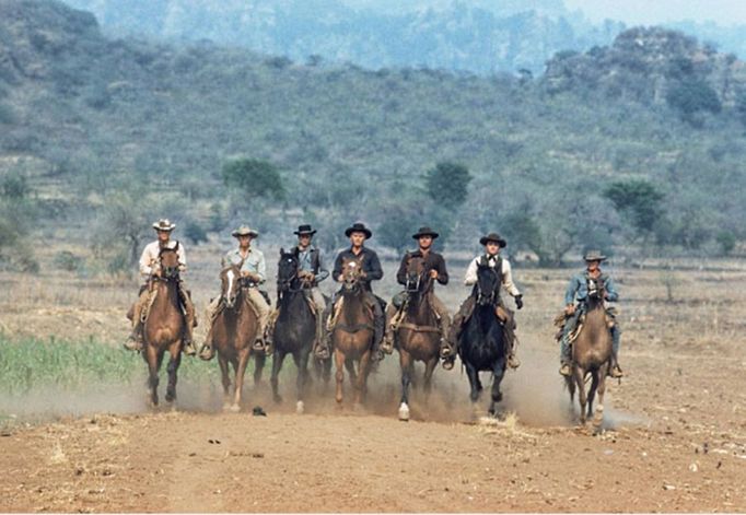 Steve McQueen, James Coburn, Horst Buchholz, Yul Brynner, Brad Dexter, Robert Vaughn a Charles Bronson ve filmu Sedm statečných (1960).