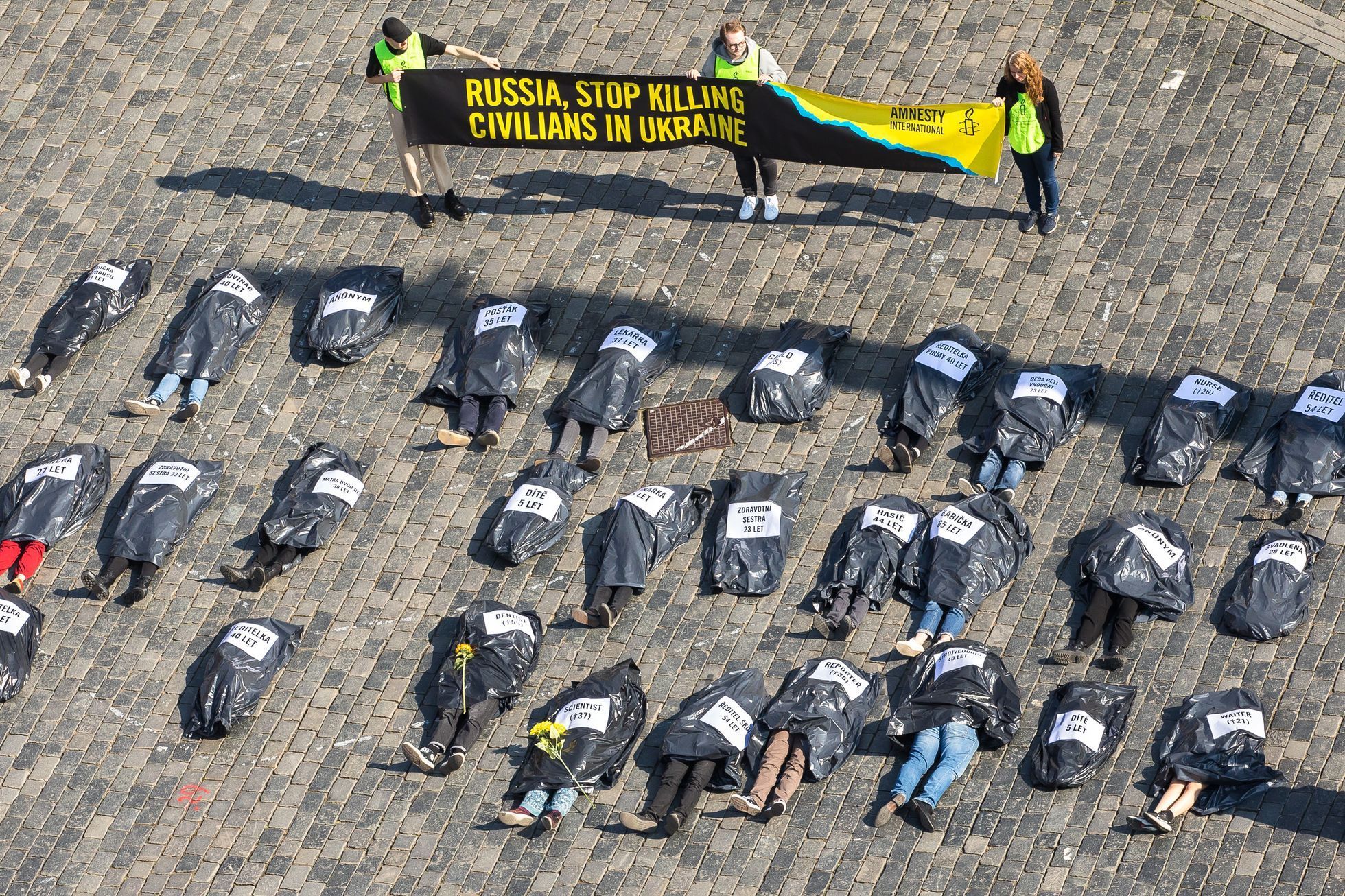 Oběti války na Ukrajině, měsíc od začátku, Staroměstské náměstí, happening Amnesty International