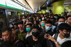 Demonstranti v Hongkongu blokovali vlaky. Lidé mířící do práce se s nimi hádali