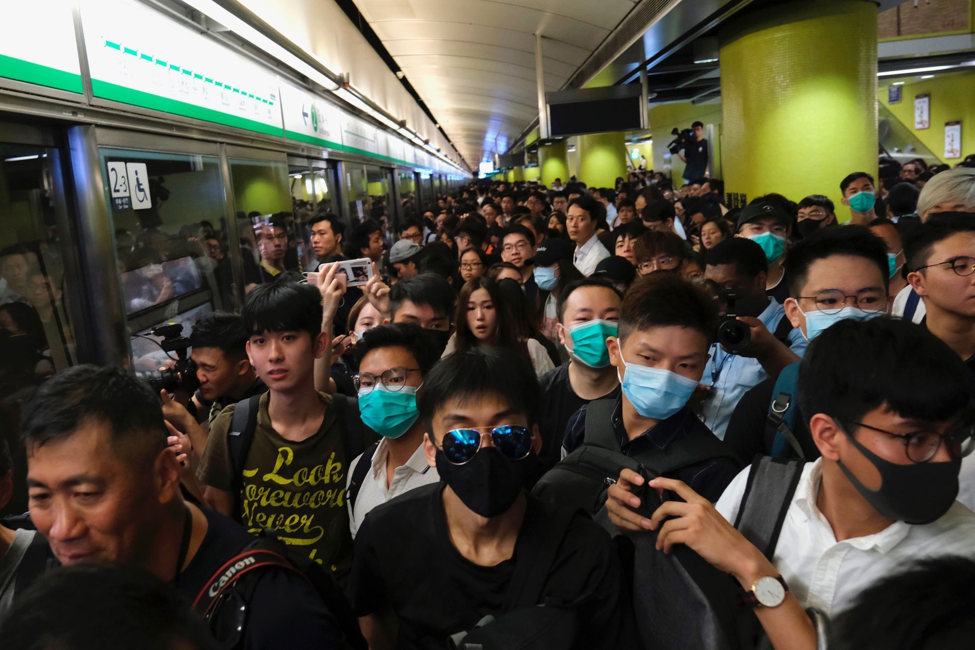 Protest na nádraží v Hongkongu, kde demonstranti blokovali vlaky.