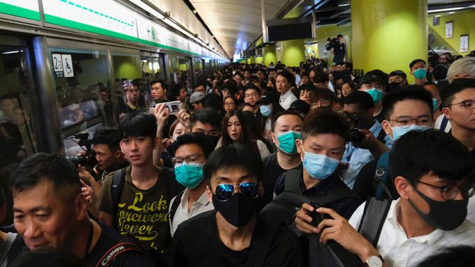 Protest na nádraží v Hongkongu, kde demonstranti blokovali vlaky.