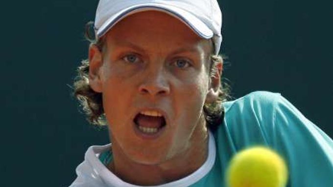 Úsilí Tomáše Berdych v utkání proti Robinu Söderlingovi na turnaji v Monte Carlu.