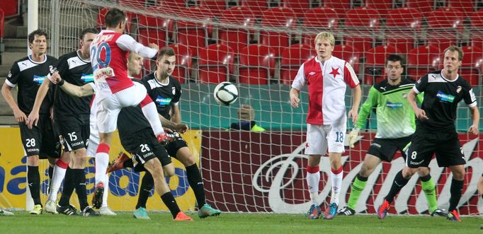 Fotbalista Slavie Lukáš Jarolím střílí před Štěpánem Korešem na brankáře Matúše Kozáčika v utkání proti Viktorii Plzeň ve 13. kole Gambrinus ligy 2012/13.