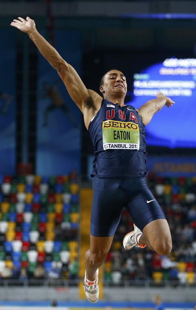 Ashton Eaton při skoku do dálky