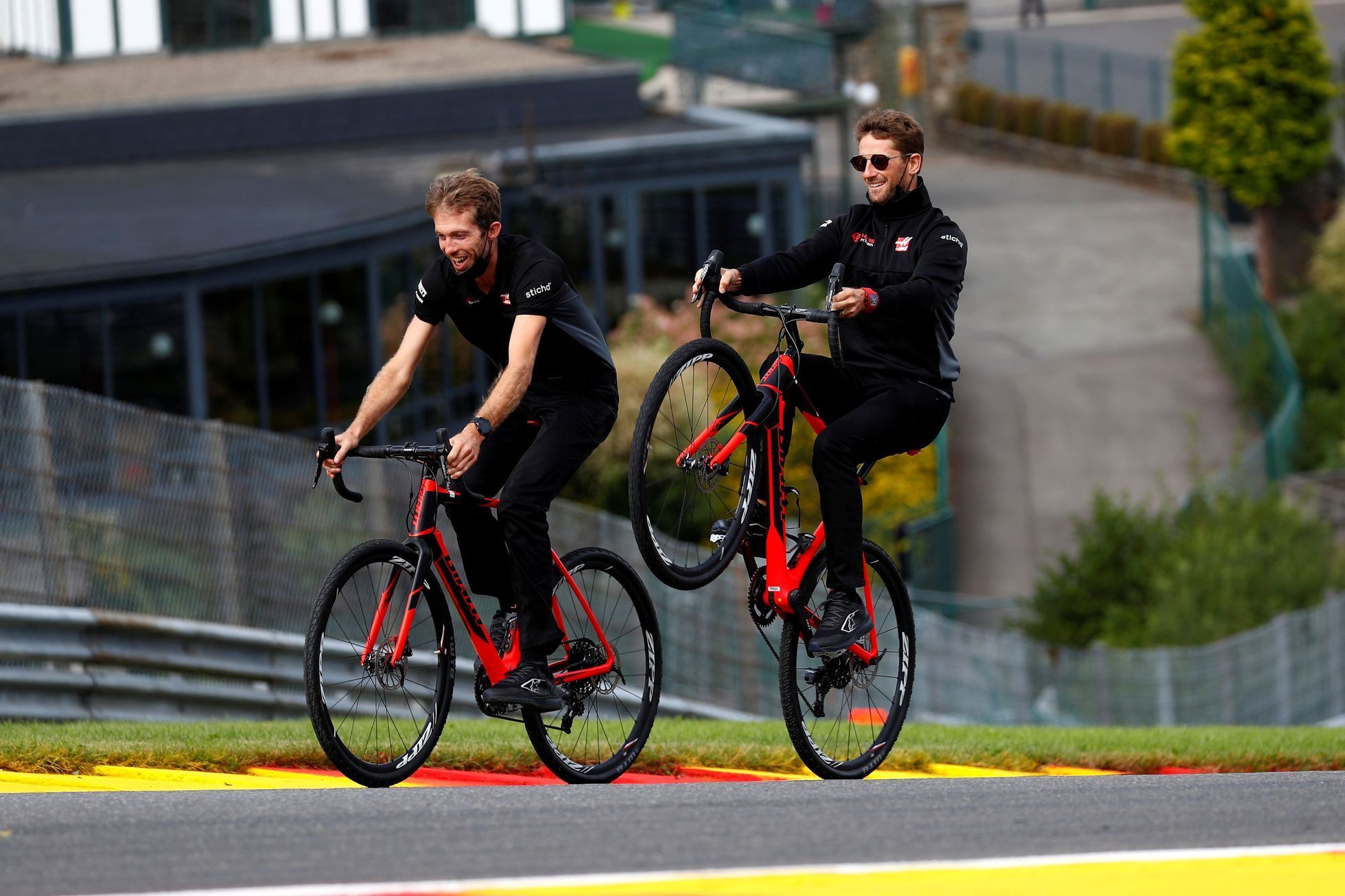Pilot Haasu Romain Grosjean během obhlídky trati při Velké ceně Belgie 2020