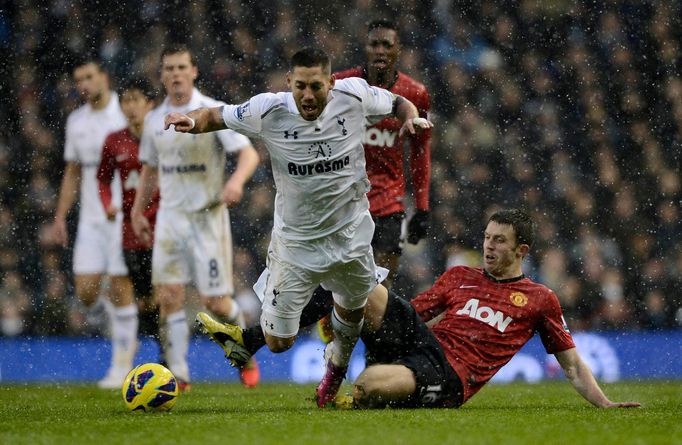 Dempsey a Carrick v utkání Tottenham - Manchester United