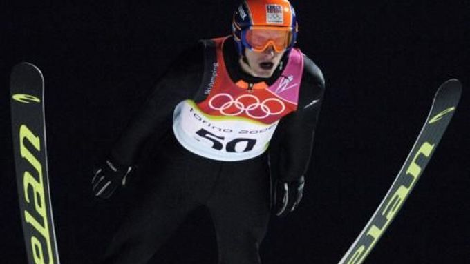 Jakub Janda při olympijském závodě na středním můstku.
