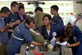 Technici na vojenské letecké základně Ramat David připravují střely pro další misi stíhaček.