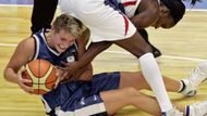 Česká reprezentantka Hana Machová (v modrém) bojuje o míč s Emile Gomis z Francie v úvodním zápase mistrovství světa v basketbale žen.