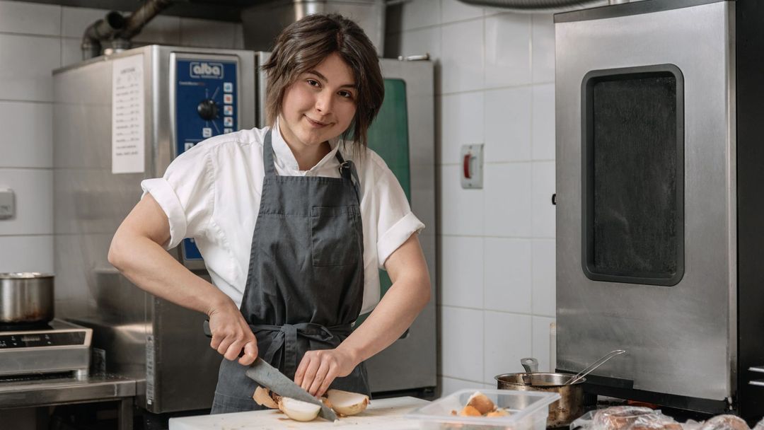 "V Česku vám v kuchyni dají najevo, že jste holka. Nikdo vám to sice neřekne nahlas, ale to pnutí cítíte," říká Tereza Komárková.