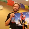 Pavel Bém ukazuje fotku z Everestu
