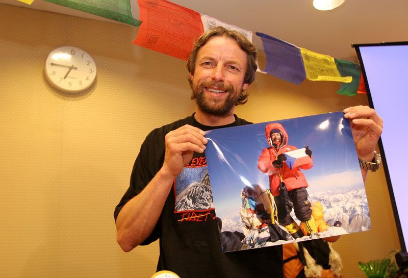 Pavel Bém ukazuje fotku z Everestu