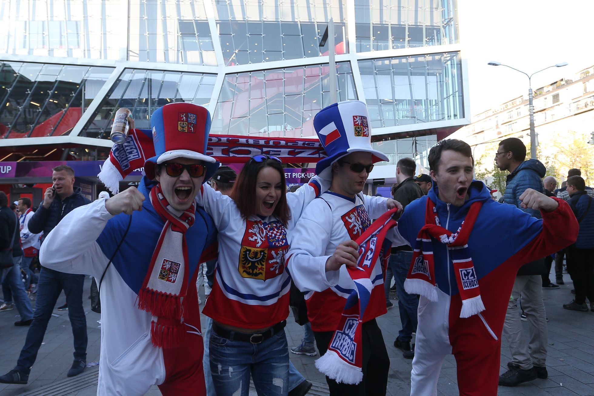 Čeští fanoušci před zápase se Švédskem na MS 2019