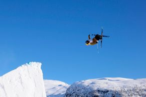 Šílenci na lyžích i prknech. Nejlepší fotky z MS akrobatů