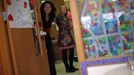 Theresa Volpe (R) and her partner Mercedes Santos look into their son Jaidon's class during the Valentine's Day Ball at Baker Demonstration School in Wilmette, Illinois, February 13, 2013. Santos and Volpe are a same-sex couple raising two of their biological children as they struggle to get same-sex marriages passed into law in Illinois. Picture taken February 13, 2013. REUTERS/Jim Young (UNITED STATES - Tags: SOCIETY) Published: Bře. 25, 2013, 6:07 odp.