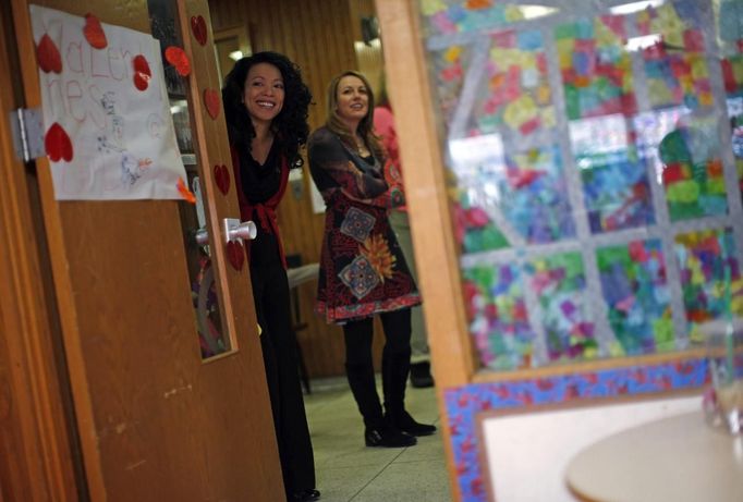 Theresa Volpe (R) and her partner Mercedes Santos look into their son Jaidon's class during the Valentine's Day Ball at Baker Demonstration School in Wilmette, Illinois, February 13, 2013. Santos and Volpe are a same-sex couple raising two of their biological children as they struggle to get same-sex marriages passed into law in Illinois. Picture taken February 13, 2013. REUTERS/Jim Young (UNITED STATES - Tags: SOCIETY) Published: Bře. 25, 2013, 6:07 odp.